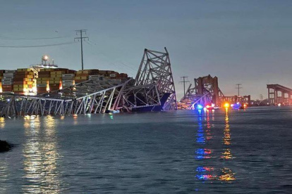Imagen del derrumbe de un puente de Baltimore (norte de EE.UU) sobre el rio Patapsco a causa del choque de un carguero contra uno de sus pilares