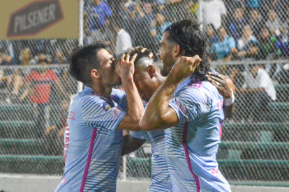 Facundo Castelli (d) celebró junto a sus compañeros el gol de Emelec ante Orense en el estadio 9 de Mayo de Machala.
