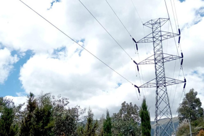 Ciudadanos reportaron cortes de energía eléctrica en varios sectores de Quito.