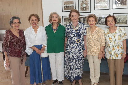 Eva de García, Leontina de Cabanilla, Raquel de Arroyo del Río, Gloria de Vinueza, Alba Elena Alvarado y Chela Ruiz.