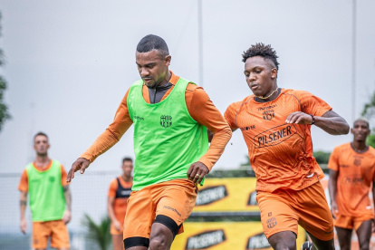 El volante Dixon Arroyo (i) se apunta a ser titular con Barcelona para la visita a Macará por la fecha 6 de la LigaPro.