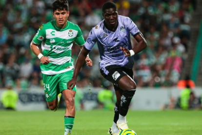 Stiben Plaza intenta ganarse el puesto de delantero en Mazatlán de México