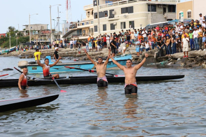 Los integrantes del equipo de Manuel Calle 2 celebraron en el malecón de Posorja al llegar primeros.