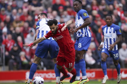 Liverpool venció a Brighton con goles de Mohamed Salah (C) y Alexis Mac Allister