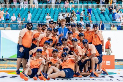 Jannik Sinner en una de las tantas fotos oficiales luego de alzar el título del Miami Open el domingo 31 de marzo.