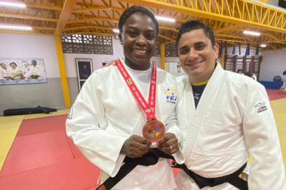 Roberto Ibáñez, hasta el lunes 1 de abril presidente de la Federación Ecuatoriana de Judo, junto a Vanessa Chalá, en el coliseo donde deberán salir en 30 días.