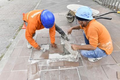 La ciudadanía denunció que caminar por los alrededores de la Plaza Rodolfo Baquerizo era complejo, lleno de obstáculos.