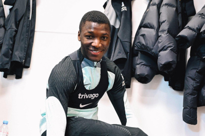 El volante ecuatoriano Moisés Caicedo jugará con Chelsea ante Manchester United