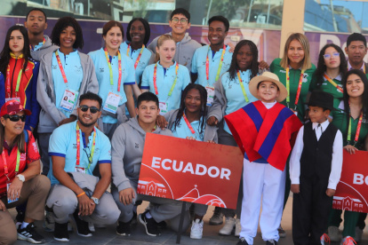 Parte de la delegación tricolor en la ceremonia de banderas este miércoles 3 de abril.