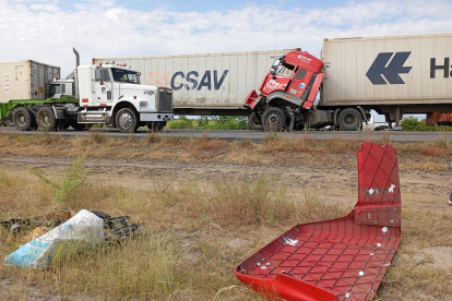 En la vía Playas-Posorja este 4 de abril se chocaron 4 tráileres. No se reportaron heridos.
