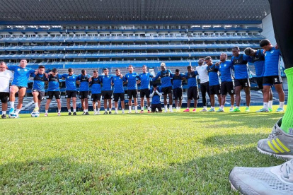 El plantel de Emelec entrenó en el estadio George Capwell previo al duelo ante Técnico Universitario