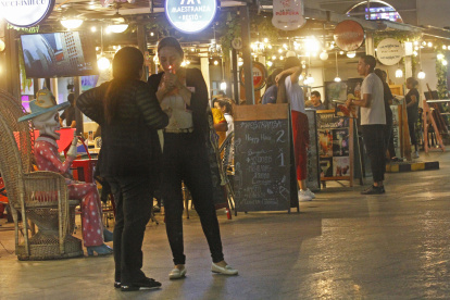 Situación. Diferentes ciudadanos consultados aseguran que optan por reunirse en sitios con amplio resguardo.