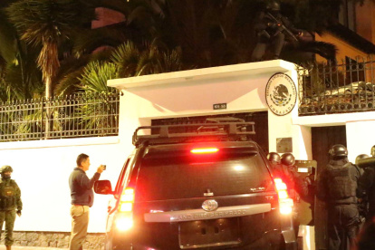 Uniformados ingresan a la Embajada de México