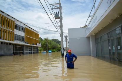 Un hombre permanece en una calle inundada por el río Piura, en marzo. Esto fue provocado por el fenómeno El Niño.