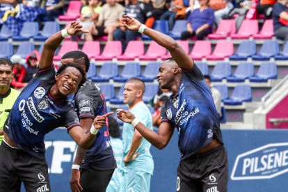 Los hermanos Ibarra en pleno festejo, Romario y Renato que hizo un doblete.