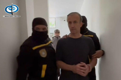 Fotografía cedida por el Ministerio Público de Venezuela que muestra la detención del exministro de Petróleo Tareck El Aissami.