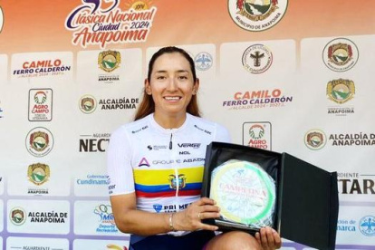 Núñez con el plato de campeona de la competencia colombiana.