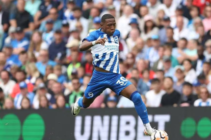 Pervis Estupiñán abandonó por lesión el partido entre Brighton y Burnley