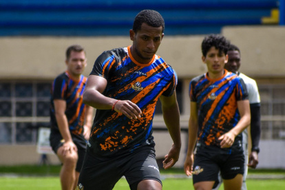 Nixon Molina volante de Libertad FC que enfrenta a su ex equipo Barcelona.