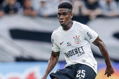 El defensor ecuatoriano Félix Torres volvió a destacar en Corinthians