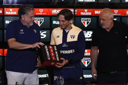 Luis Zubeldía (d) fue presentado como entrenador de Sao Paulo.