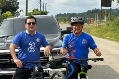 Clemente Bravo, prefecto de El Oro, junto a su hijo, Roberth Bravo.