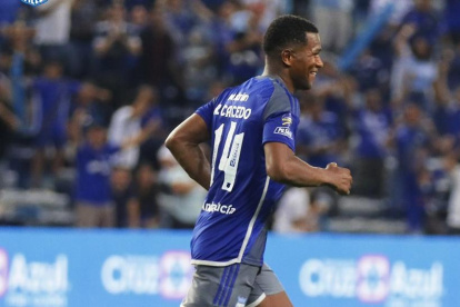 Romario Caicedo estará en la zaga de Emelec ante Barcelona.