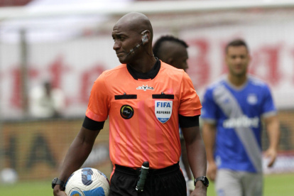 El árbitro central Augusto Aragón es uno de los ecuatorianos con más partidos internacionales.