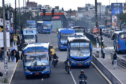 Los correteos, la guerra del centavo, el irrespeto a las paradas son algunos de los problemas que causan los buses en la capital.