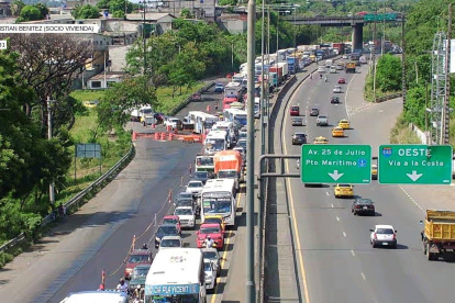 Decenas de vehículos están atrapados en el tráfico.