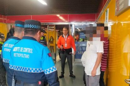 Los aprehendidos tenían mochilas, varias fundas plásticas y un tarro de pintura.