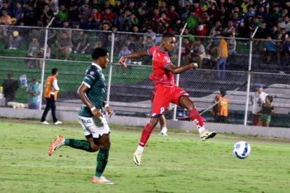 Fidel Martínez (d) marcó el gol del triunfo sobre Orense.