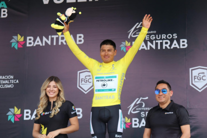 El tricolor Jonathan Caicedo celebra tras coronarse como campeón de la Vuelta Bantrab.