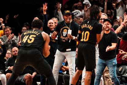 Donovan Mitchell de los Cavaliers festeja con sus compañeros el pase del equipo a las semifinales de Conferencia.