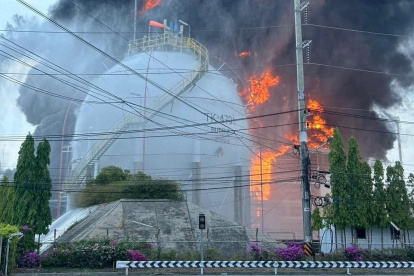 La explosión se produjo alrededor de las 10:45 hora local en un tanque de gasolina de pirólisis de una planta química de SCG en el parque industrial de Map Ta Phut, en la provincia oriental tailandesa de Rayong.