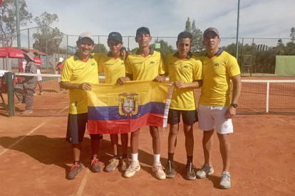 La selección ecuatoriana de tenis sub-14 junto al cuerpo técnico tras vencer a Perú en el Sudamericano.