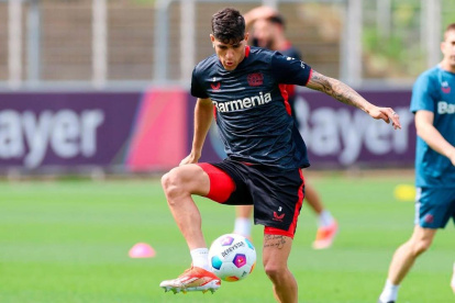 Piero Hincapié se apunta a la titularidad en el partido de Bayer frente a Augsburgo