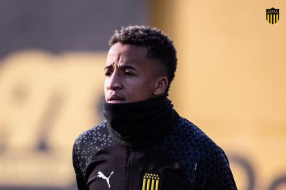 El lateral derecho Byron Castillo entrena previo al duelo ante Defensor Sporting