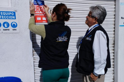 En la ubicación del sello de clausura por parte de los funcionarios de la Arcsa.