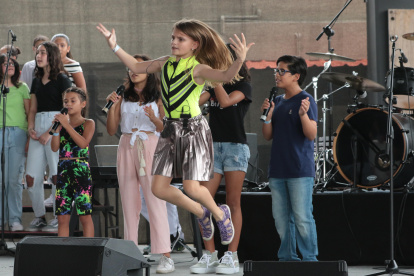 Lilian Gelbart, del quinto grado, durante su participación musical.
