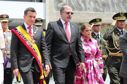 El presidente ecuatoriano, Daniel Noboa (i), acompañado del presidente de la Asamblea Nacional, Henry Kronfle (c), sale tras presentar su primer informe a la nación, este viernes en Quito (Ecuador).