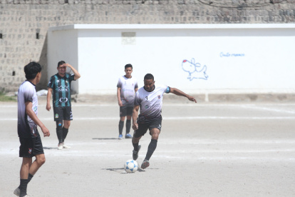 Ulises de la Cruz (c), de 50 años, dejó su faceta como lateral y ahora es delantero en el fútbol barrial. Es el capitán del Corinthians que juega en la liga de Pomasqui.