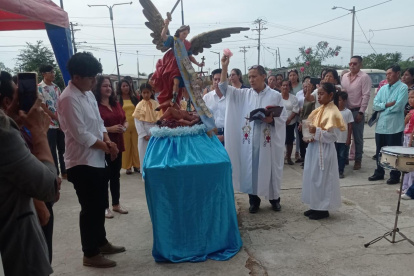 El Morro. El padre Germán Arteaga cumple la bendición.