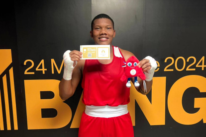 El boxeador tricolor Gelson Congo posa feliz con el certificado que valida su clasificación a París 2024.