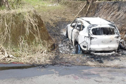 Así quedó el vehículo en el que se movilizaban los supuestos secuestradores.