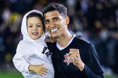 José Francisco Cevallos y su hijo Luca en el estadio del Aktobe de Kazajistán.