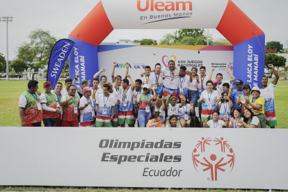 La delegación de Manabí se coronó campeona de los Juegos Nacionales de Olimpiadas Especiales que se desarrollaron en Manta. Los anfitriones que participaron con 49 representantes acumularon  21 medallas de oro, 27 de plata y 20 de bronce.  

El segundo lugar fue para Pichincha, que cosechó 19 preseas de oro, 17 de plata y 10 de bronce, mientras que Santo Domingo ocupó el tercer lugar, con 16 medallas de oro, 13 de plata y 15 de bronce.

Con las competencias de atletismo y la final de fútbol sala, el martes, se dieron por terminados los vigésimos segundos Juegos en el puerto manabita, donde participaron desde el 1 de junio cerca de 700 deportistas de 19 provincias del país.  

La final del fútbol sala femenino fue ganada por la selección de Sucumbíos ante Manabí. 

La provincia amazónica se fue invicta de la lid deportiva al haber ganado cuatro partidos y solo empatado un encuentro. Eso le otorgó el boleto para representar a Ecuador en los Juegos Latinoamericanos de Olimpiadas Especiales que se desarrollarán en Asunción, Paraguay. 

Una de las disciplinas más coloridas y simpáticas de las olimpiadas fue la gimnasia rítmica. Santo Domingo en esta rama tuvo una gran participación. Sus deportistas derrocharon mucho talento y dejaron perplejos a los asistentes por sus habilidades en la pista.  



Expectativas superadas

Desde la organización se calificó como exitoso y emocionante las jornadas deportivas en las que los participantes sacaron a relucir su talento y dejaron grandes mensajes y emotivos momentos a los presentes. 

Héctor Cueva, presidente de las Olimpiadas Especiales dijo a EXPRESO que el resultado más destacado fue el apoyo de todas las instituciones y la ciudadanía de Manta que hizo sentir su cariño y hospitalidad.

“Hemos encontrado en Manta escenarios maravillosos, la calidad humana de su gente, los voluntarios que hicieron un trabajo excepcional por acercarse a los chicos... todo eso realmente sobrepasó las expectativas y se convirtió en una experiencia muy bonita”, resaltó. 

Douglas Anzules, coordinador de los Juegos, capítulo Manabí, destacó que todas las delegaciones dejaron lo mejor en cada una de las competencias. Asimismo, dijo que “brilló la solidaridad”, la confraternidad y el compañerismo sea cual sean los resultados.

“Es digno de felicitar a todos los participantes. Desde que aceptaron competir, y se prepararon para llegar hasta Manta, ya eran unos campeones y ganadores. Estamos muy orgullosos de haberlos recibido de la mejor forma en esta tierra. Esperemos tenerlos pronto de regreso”, finalizó Anzules.