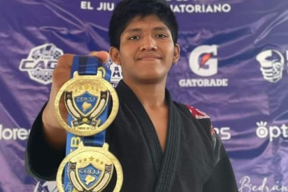 El peleador ecuatoriano Joseph Chimbolema Morocho, oriundo de Playas, recibió hace pocos días un reconocimiento en Nueva Jersey, Estados Unidos, por haber sido el tricolor con el mejor desempeño en el reciente Mundial Jiu Jitsu, disputado también en el país norteamericano.

Si bien Chimbolema no logró ser campeón mundial, ganó 3 peleas y llegó hasta cuartos de final, en una delegación nacional que estuvo integrada por 15 deportistas tricolores, entre ellos cintas azules, violetas, café y negras de diferentes academias y lugares del país.

“Sigo sin creérmela, estuve a una pelea de llegar al podio mundial. Esta es una experiencia que no tiene precio. Me faltan palabras para agradecer a todos los que estuvieron presentes en estos cuatro meses de preparación, pero sí quiero mencionar y agradecer de todo corazón a mi profesor Fernando Soluço y toda la galera de Alliance LDE (Liga Deportiva Estudiantil) por la preparación y la exigencia en cada entrenamiento; la verdad es que no hubiera llegado tan lejos sin ustedes”, dijo en sentidas palabras el deportista.

Joseph Chimbolema con las distinciones que ha alcanzado.