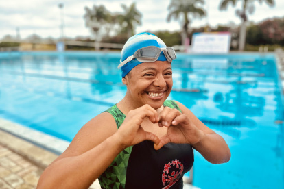 Una de las nadadoras de los Juegos Nacionales no duda en posar para la cámara con la mejor actitud.