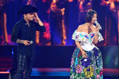 Christian Nodal y Ángela Aguilar tienen una canción en colaboración titulada "Dime cómo quieres".